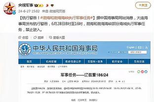 认为北控8秒违例&裁判没吹？杜锋搂着裁判肩膀 被后者“甩开”